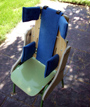 Estructura de madera fijada a silla escolar con opciones de ajuste y de control corporal